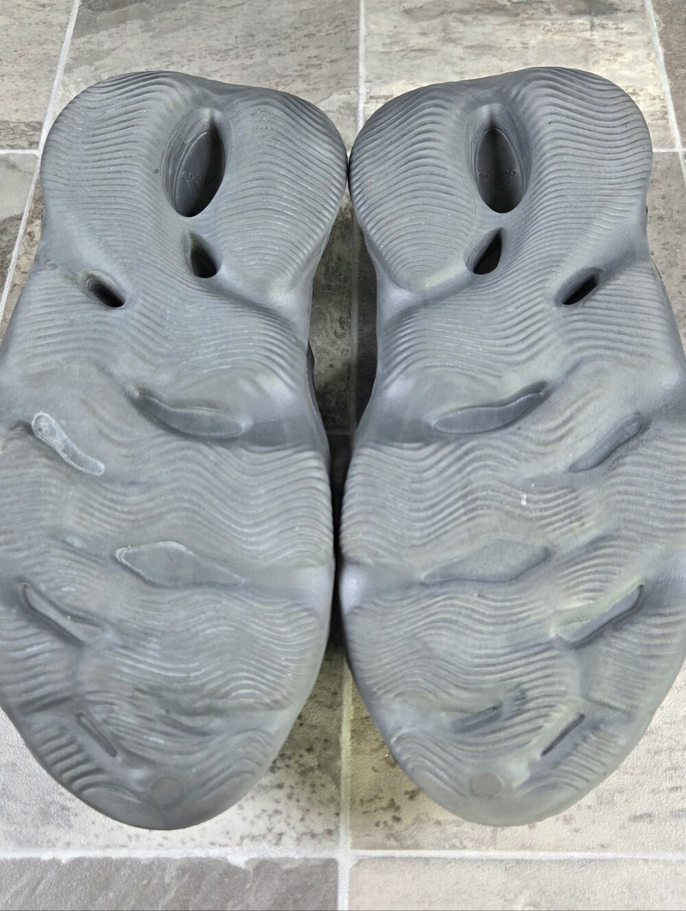 ADIDAS YEEZY FOAM RUNNER RNNR ONYX BLACK SLIP-ON. - Picture 5 of 9